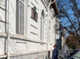 FOTO // Ion Ceban a depus flori la casa în care a locuit Karl Schmidt