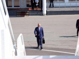 VIDEO // Președintele Dodon, surprins făcând poze cu moldoveni într-un avion spre Moscova