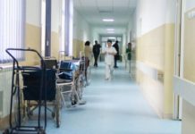 A căzut de la etajul patru al blocului în care locuia. Un bărbat din Tiraspol a ajuns la spital