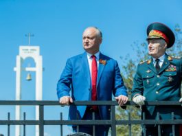 FOTO // Igor Dodon, la ceremonia de înhumare a osemintelor a 45 de soldați: Să păstrăm vie memoria eroilor