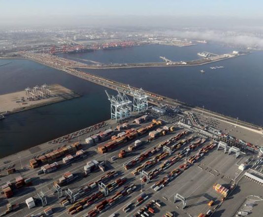 Zeci de mii de SUV-uri au fost lăsate în voia sorții într-un port din statul California