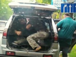 NO COMMENT // Zece bărbați care au participat la protest, s-au grăbit să urce într-un automobil și să fugă