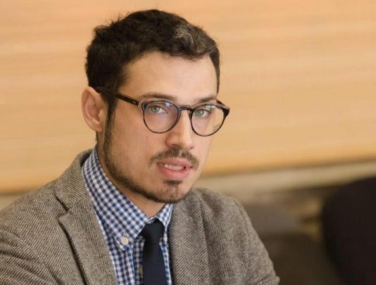 Politolog: Un dialog constructiv între guvernare și opoziție va permite marginalizarea pseudo-opoziției distructive, formată din grupurile Candu și Șor