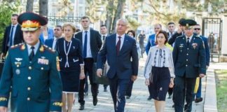 FOTO// Dodon, Sandu și Greceanîi au depus flori la „Maica Îndurerată” cu ocazia Zilei Independenței