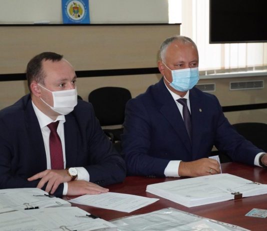 Grupul de inițiativă în susținerea lui Igor Dodon a prezentat listele cu semnături la CEC