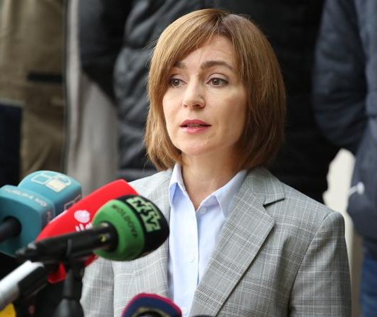 FOTO// Greșeală de proporție în timpul vizitei Maiei Sandu la București: Drapelul de Stat al Republicii Moldova înălțat incorect