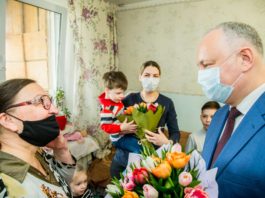 Igor Dodon a ajutat o familie cu tripleți să-și cumpere un cărucior