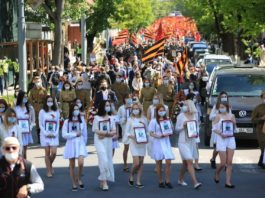 Zece mii de oameni s-au alăturat marșului dedicat Zilei Victoriei FOTO