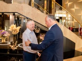 Anatoli Karpov, celebtrul șahist, a venit la Chișinău: va avea un turneu prin R.Moldova