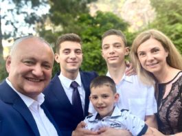 „Să ai parte de realizări importante, Vlad, în viața ta de student și de adult” . Mesajul lui Igor Dodon pentru fiul, care azi e absolvent