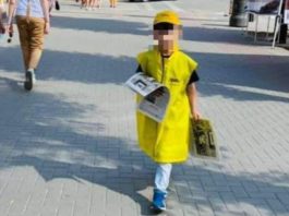 Un copil îmbrăcat în vestă cu simbolica Partisului Acțiune și Solidaritate a fost observat în preajma corturilor forței politice, distribuind materiale electorale