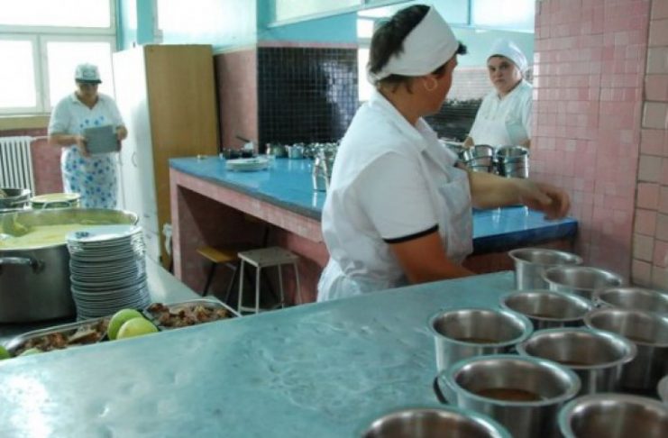 Cum este verificată mâncarea servită copiilor în grădinițele și școlile din Capitală