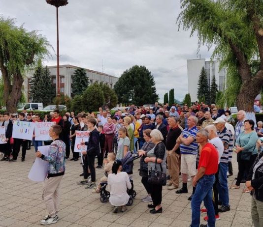 Protest la Ocnița: Sute de cetățeni au cerut demisia Guvernului și au scandat „Jos dictatura!”