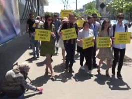 (VIDEO) O bătrână, care cerșea în stradă, la un pas de a fi strivită de marșul tinerilor PAS, condus de premierul Gavrilița