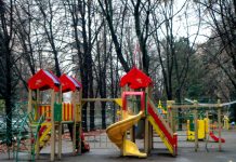 Lucrări de amenajare a unui teren de joacă pe bd. Alba Iulia, aproape de finalizare; echipamentele au fost deja livrate