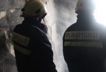Două vehicule au fost distruse de un incendiu în apropierea unui bloc locativ din Cahul