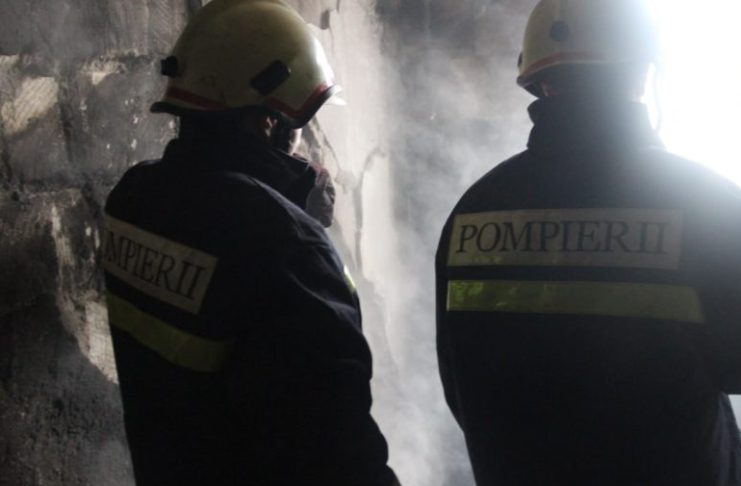 Două vehicule au fost distruse de un incendiu în apropierea unui bloc locativ din Cahul