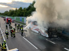 Un autocar cu moldoveni a luat foc pe un drum din Austria