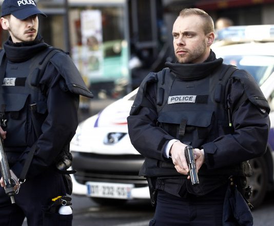 Paris, sub alertă antiteroristă: Femeie împușcată după amenințarea cu un atac terorist