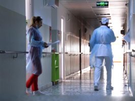 Cazul femeii de 200 de kg din Iaşi care a ieşit afară pentru prima dată în 12 ani. Pompierii au spart un perete pentru a o scoate