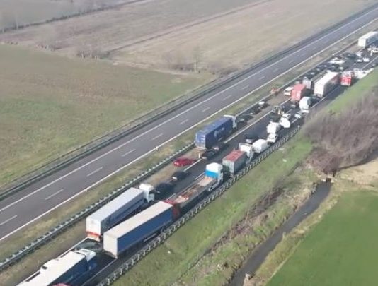 Tragedie pe autostrada din Italia: 100 de mașini implicate în carambol, cel puțin doi morți