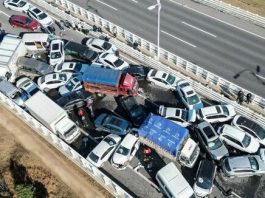 Situație de coșmar în China: Peste 100 de mașini ciocnite pe o autostradă acoperită de gheață