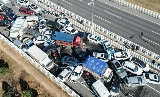 Situație de coșmar în China: Peste 100 de mașini ciocnite pe o autostradă acoperită de gheață