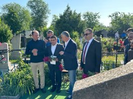Depunere de flori la mormântul lui Ivan Zaikin de către Ion Ceban și Armen Nazaryan
