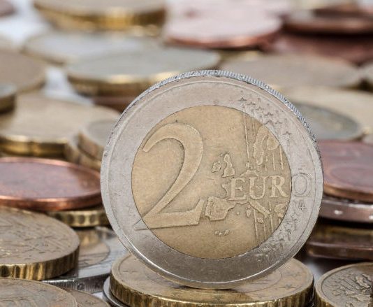 Funcționar din Macedonia de Nord, arestat pentru producerea în masă a monedelor false de 2 euro