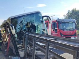 Accident grav în Italia: Un autocar cu turiști s-a izbit de un parapet