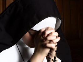 Stareță din Italia, arestată după furtul de obiecte sacre și bijuterii în valoare de 80.000 de euro