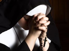 O călugăriţă a fost arestată după ce a furat bijuterii şi obiecte sacre din biserici