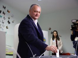 Live// Exercitarea votului de către Igor Dodon