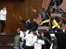Scandal în Parlamentul Taiwanului: Deputații s-au stropit cu apă