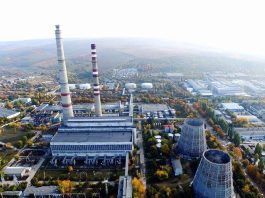 Vedere aeriană a unei centrale termoelectrice, cu coșuri industriale și turnuri de răcire.