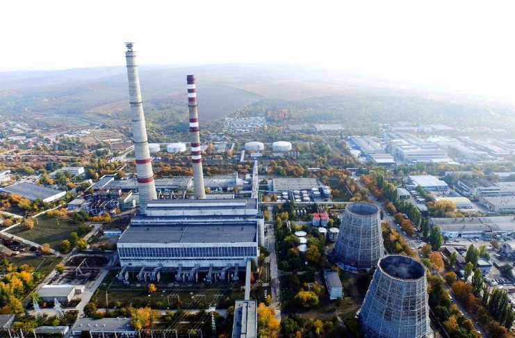 Termoelectrica anunță că poate începe furnizarea căldurii. Ce trebuie să facă administratorii blocurilor Vedere aeriană a unei centrale termoelectrice, cu coșuri industriale și turnuri de răcire.
