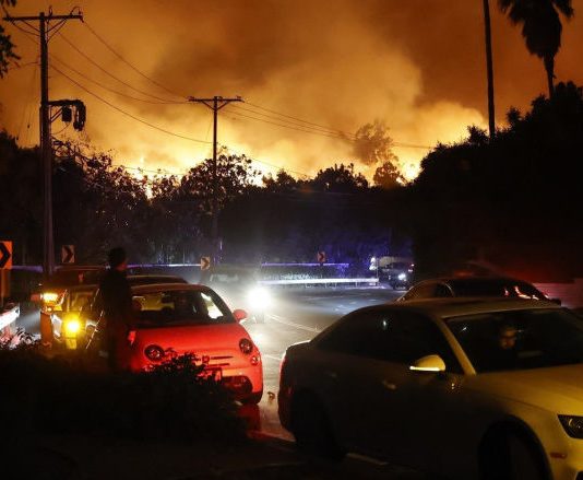 FOTO// Stare de urgență în Los Angeles: Incendiile amenință case și vieți