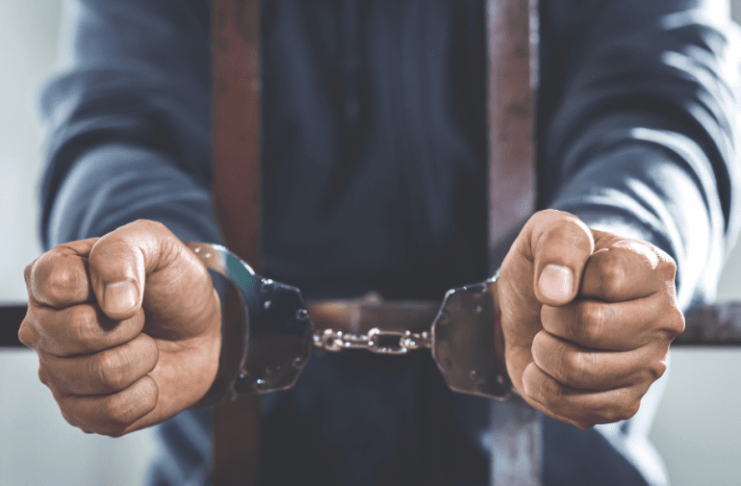 A insultat, a amenințat și a lovit o polițistă: un bărbat a ajuns la închisoare