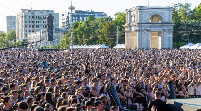 Peste 100.000 de oameni au participat la „Festivalul Absolvenților 2025”, organizat de Renato Usatîi în centrul Chișinăului