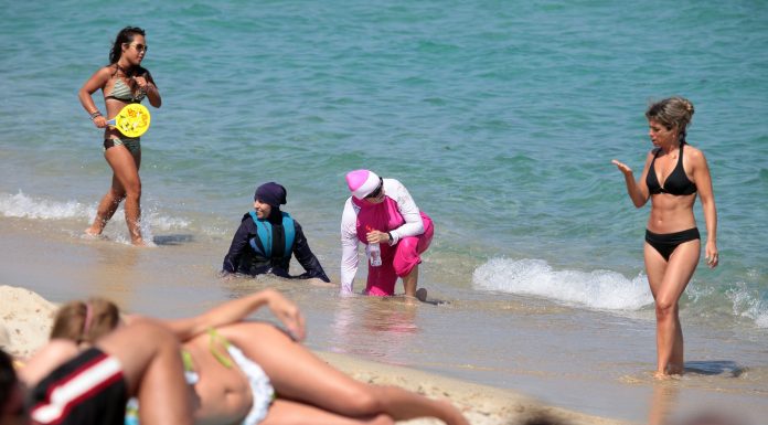 Un oraș francez sancționează plimbările în costum de baie în afara plajei