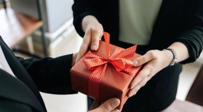 Noi reguli guvernamentale pentru cadourile din instituţiile publice: transparenţă şi evaluare clarificată