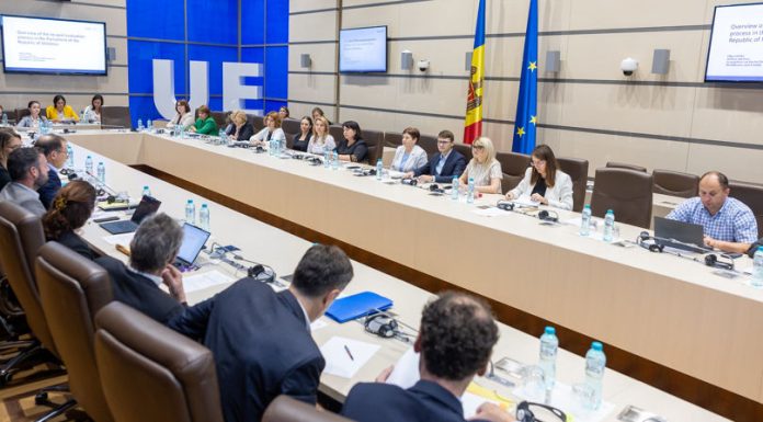 Elvețienii explică moldovenilor cum să îmbunătățească controlul parlamentar și evaluarea legislației