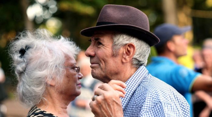 Dialog între generații: muzică, dans şi voie bună pentru seniori în Chișinău