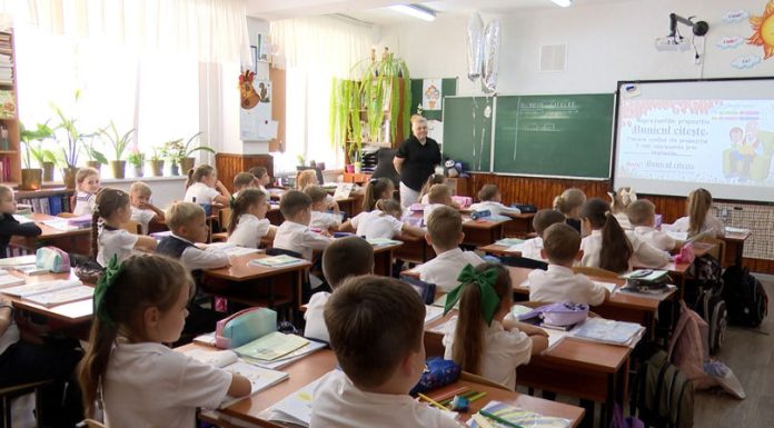 Elevii şi profesorii sufocă în clase mari: situaţia critică din capitale