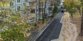 Modernizarea curților de bloc continuă: asfalt, trotuare și parcări reabilitate în sectorul Buiucani