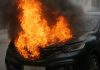 Automobilul cuprins de flăcări: proprietarul a suferit arsuri şi intoxicaţie