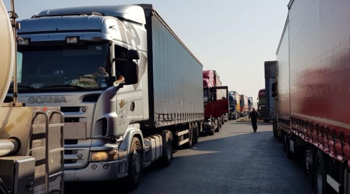 Cum explică Serviciul Vamal al Republicii Moldova cozile de camioane de la PTF Leușeni – o defecţiune tehnică
