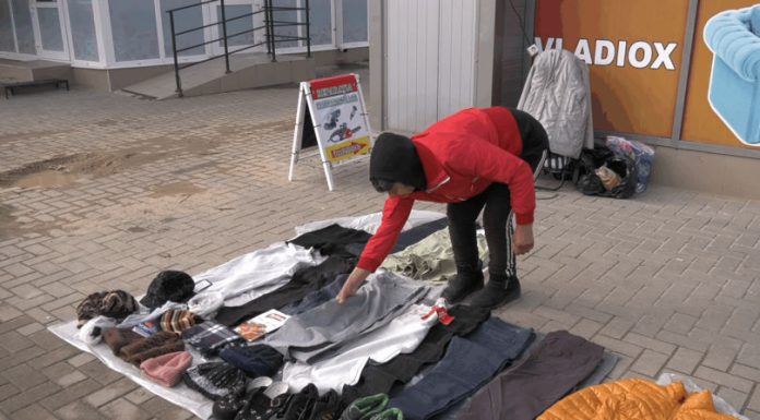 Venituri mici forțează pensionarii să-și vândă hainele de pe trotuar