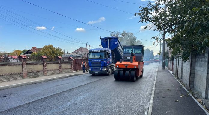Ultimul strat de asfalt, aplicat pe strada Nicolae H. Costin din Chișinău