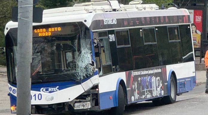 Accident rutier în Chișinău: Troleibuz și camion implicate într-o coliziune pe strada Ismail